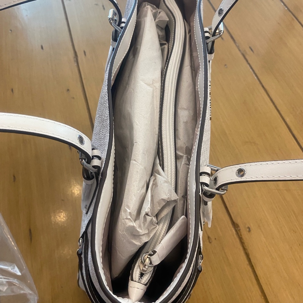 Michael Kors Voyager East West White Beige Signature Tote Authentic NEW w tags 🌷 - Picture 4 of 16